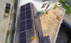 Instalación de placas fotovoltaicas de alta calidad en edificio patrimonio antiguo en Cofradía de pescadores Santo Ángel. Viavelez