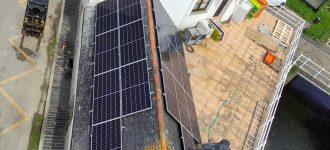 Instalación de placas fotovoltaicas de alta calidad en edificio patrimonio antiguo en Cofradía de pescadores Santo Ángel. Viavelez